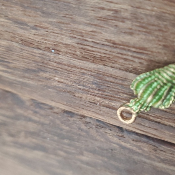 Mini green conch shell charm - Picture 2 of 2